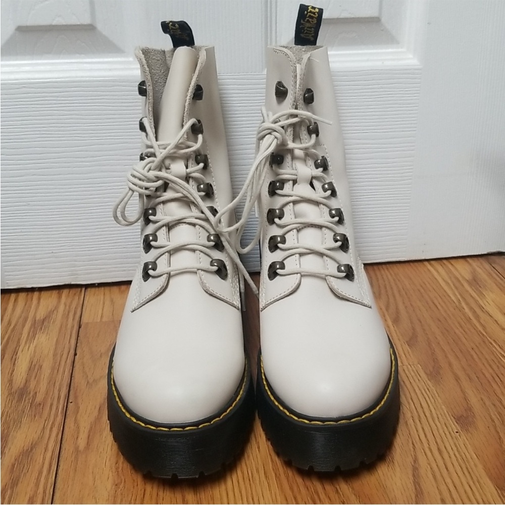 NWOT DR MARTENS LEONA WOMEN'S TEMPERLEY LEATHER HEELED BOOTS - Picture 5 of 7